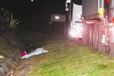 El hombre qued&#x00F3; tendido sobre una cuneta. Alexander Ot&#x00E1;rola.