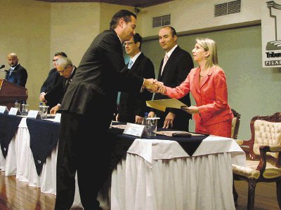 Magistrada Zetty Bou entrega credencial. Cedric Solano.