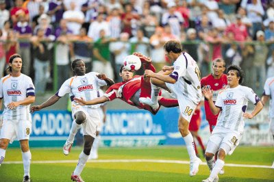 La &#x00FA;ltima vez que Saprissa celebr&#x00F3; en campo ajeno fue en la final del Verano 2010 ante San Carlos. Grupo Naci&#x00F3;n.