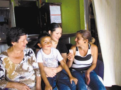 Madre y hermanas de Edier Jim&#x00E9;nez. Angie L&#x00F3;pez.