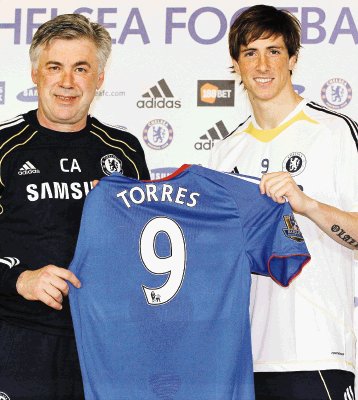 Torres mostr&#x00F3; junto con Ancelotti la camiseta que usar&#x00E1;. AP.