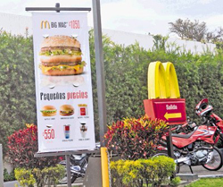 McDonald&#x2019;s promociona sus &#x201C;Peque&#x00F1;os precios&#x201D;. R. Pacheco.