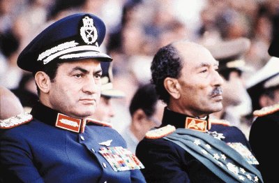 El 7 de octubre de 1981, el Parlamento nombr&#x00F3; a Mubarak (izquierda) presidente. El entonces vicepresidente ascendi&#x00F3; debido a la muerte de mandatario Anuar el Sadat, en un atentado.