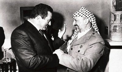 En el marco de la quinta Cumbre Isl&#x00E1;mica, se reuni&#x00F3; con Yasser Arafat, quien fung&#x00ED;a como presidente de la Organizaci&#x00F3;n para la Liberaci&#x00F3;n de Palestina.