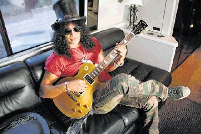 El exguitarrista Slash de Guns&#x2019; N Roses se unir&#x00E1; en el entretiempo. Slash ha interpretado la canci&#x00F3;n &#x201C;Sweet Child&#x201D; estando de gira con los Black Eyed Peas.