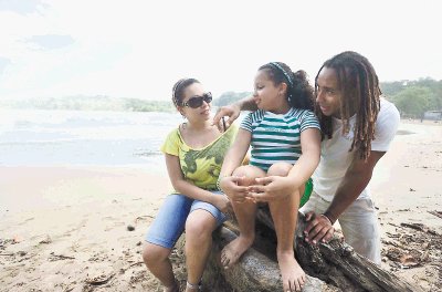 William Sunsing comparte con su esposa Ivania Quesada y su hija Kalyn, en Playa Bonita J. Rivera