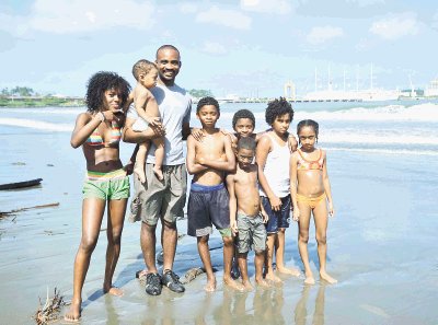 Dexter Lewis aprovech&#x00F3; el jueves el d&#x00ED;a soleado para pasear con sus hijos y otros ni&#x00F1;os en playa de Cieneguita.