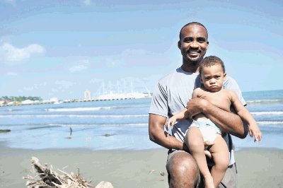 Dexter disfrut&#x00F3; el jueves de la playa, junto a su hijo Dayron, de cuatro meses. Jos&#x00E9; Rivera