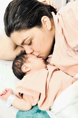 Daniela Ram&#x00ED;rez Su&#x00E1;rez dio a luz a su beb&#x00E9; ayer en la maternidad Carit, en el centro de San Jos&#x00E9;. Foto Manuel Vega / Publicada con autorizaci&#x00F3;n de la madre.