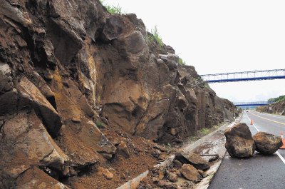 Las piedras caen en sectores donde usualmente no hay problemas de taludes. Archivo.