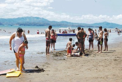 Las playas de Puntarenas se llenaron ayer por las vacaciones. Ronny Soto.