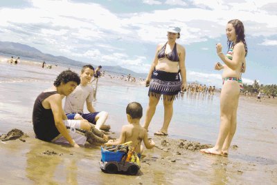 Las familias ocuparon un lugar en las playas. Ronny Soto.