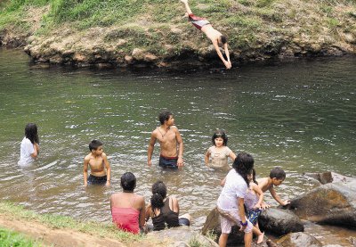 En la poza de Las Juntas, en San Luis de Santo Domingo de Heredia, un grupo de ni&#x00F1;os disfrutaron ayer y calmaron el calor con un buen chapuz&#x00F3;n. Rafael Pacheco.