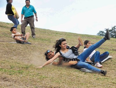 La familia Uma&#x00F1;a Valverde se divirti&#x00F3; a lo grande en el Parque de La Paz. R. Pacheco.