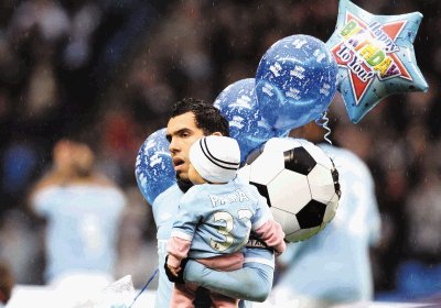 En el d&#x00ED;a de su cumplea&#x00F1;os 27, el argentino Carlos T&#x00E9;vez realiz&#x00F3; un &#x201C;hat-trick&#x201D;. EFE