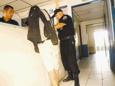 Momento en que llegaba el detenido a la Polic&#x00ED;a de Tres R&#x00ED;os centro. Qued&#x00F3; a la espera de agentes del OIJ. Carlos L&#x00E1;scarez.