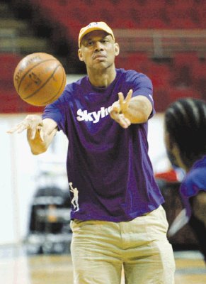 Por medio de una Red Social el exjugador de baloncesto afirm&#x00F3; estar curado. AP