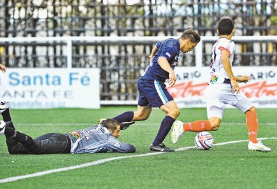 Este fue uno de los cuatro penales que se presentaron en el juego. La falta de Poltronieri sobre D&#x00ED;az le cost&#x00F3; la roja. R. Pacheco