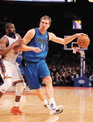 El alem&#x00E1;n Nowitzki aport&#x00F3; 25 puntos en el octavo triunfo consecutivo de Dallas. AFP