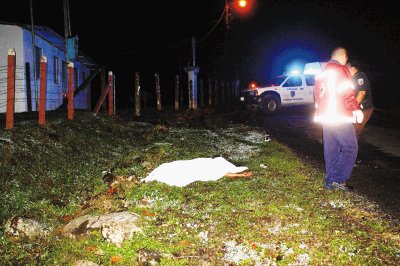 El cuerpo del taxista Juan Rafael Segura fue encontrado a un lado de la carretera. Reiner Montero.