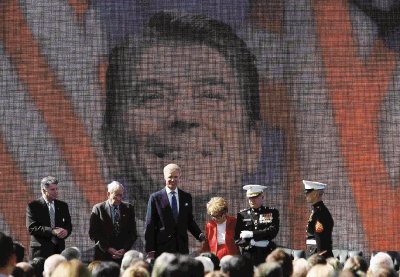 Una pantalla con la imagen de Reagan adorn&#x00F3; el fondo del escenario. Reuters