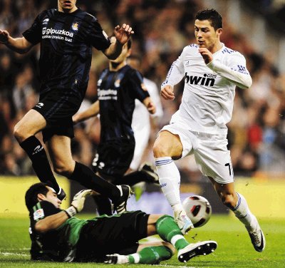 Cristiano Ronaldo (R) en una jugada contra el arquero de la Real Sociedad, Claudio Bravo. AFP
