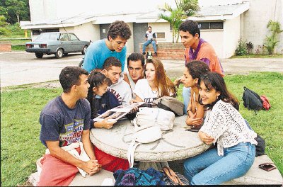 J&#x00F3;venes participaron en la integraci&#x00F3;n de extranjeros en el pa&#x00ED;s. Archivo.