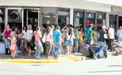 Una fila de 50 metros se form&#x00F3; desde temprano en las afueras de la tienda Adidas en Heredia. El patr&#x00F3;n fue similar en otros locales. Rafael Pacheco.