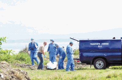 En playa Cieneguita apareci&#x00F3; la mujer. Manuel Vega.