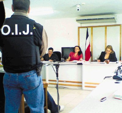 El acusado se abstuvo de declarar. Al fondo, las juezas Ana Patricia Mora, Maureen Sancho y Marta Rosa Sequeira. Fotos: Rodolfo Martin