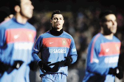 Ronaldo entren&#x00F3; ayer con su selecci&#x00F3;n en Suiza, donde jugar&#x00E1;n ante Argentina. AP