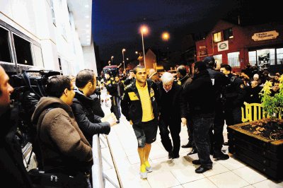 Instante en que Alves llega al entrenamiento de Brasil. AFP