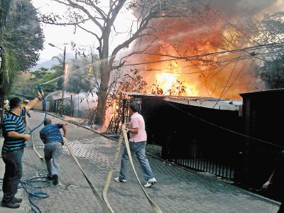 Siniestro en Escaz&#x00FA;. Foto: Rom&#x00E1;n Castro