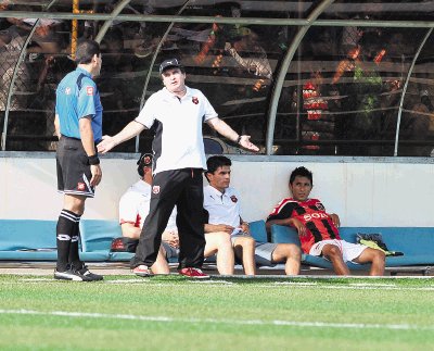 &#x201C;Machillo&#x201D; Ram&#x00ED;rez le reclama al cuarto &#x00E1;rbitro. R. Pacheco