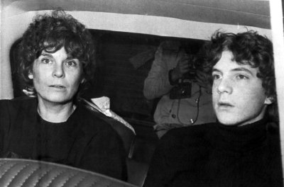 El 15 de diciembre de 1973, junto a su madre, Gail Harris. AP