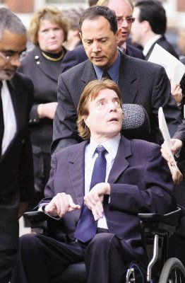 Imagen del 2003 que lo muestra ingresando a la Catedral de Westminster, en Londres. AP