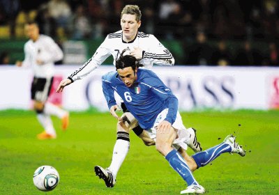 Alemania e Italia igualaron 1-1. Miroslav Klose marc&#x00F3; para los teutones y Giusseppe Rossi para los italianos.