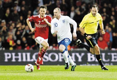 Rooney y compa&#x00F1;&#x00ED;a despacharon a Dinamarca 2-1. Darren Bent y Ashley Young hicieron los goles.