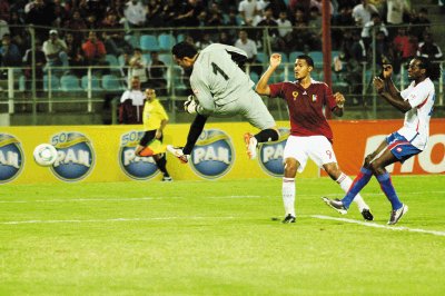 Este fue el primer gol de Venezuela. Quiz&#x00E1;s el achique de Keylor Navas no fue el mejor. Al final, empate 2-2. EFE