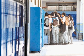   Estudiantes del colegio Santa Mar&#x00ED;a de Guadalupe buscaron ser ubicados.