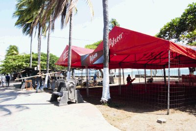 Los toldos de bares ya se est&#x00E1;n levantando para la fiesta. 