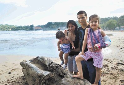 Al argentino, Ismael G&#x00F3;mez, le gusta visitar Playa Bonita, junto a su esposa Cinthia y sus hijas Luna y M&#x00ED;a. Jos&#x00E9; Rivera