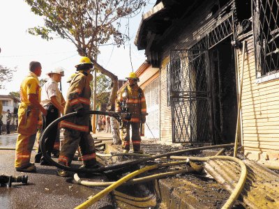 Por ser casas de madera el fuego se extendi&#x00F3;. C. L&#x00E1;scarez.