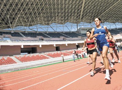 Junto a un grupo de j&#x00F3;venes que inician en la disciplina, Tra&#x00F1;a se dio gusto en la pista sint&#x00E9;tica del nuevo reducto.