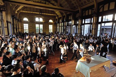   Los alumnos de la Buenaventura Corrales a la espera del n&#x00FA;mero de secci&#x00F3;n.