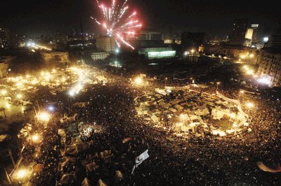 En medio de fuegos artificiales, una multitud se mostr&#x00F3; jubilosa el viernes en la plaza Tahrir, en el coraz&#x00F3;n de El Cairo. Foto: AP.