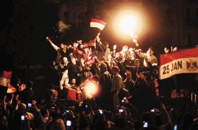 Mubarak dimiti&#x00F3; provocando una inmediata explosi&#x00F3;n de j&#x00FA;bilo en la calles de El Cairo y reacciones de satisfacci&#x00F3;n de la comunidad internacional. AFP.