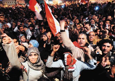 "&#x00A1;El pueblo ha hecho caer al r&#x00E9;gimen!", grit&#x00F3; una multitud en la emblem&#x00E1;tica plaza Tahrir. EFE