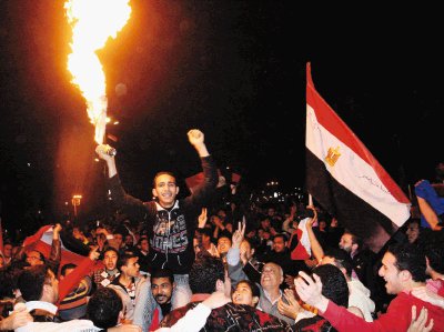 El anuncio de que las Fuerzas Armadas tomaban el poder, ocasion&#x00F3; gritos de j&#x00FA;bilo en la plaza de Tahrir, centro neur&#x00E1;lgico de las protestas. AFP.