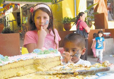 Noelia Brenes y David Navarro saborearon el queque de aniversario con sus caritas bien pintadas. Evelyn Fern&#x00E1;ndez.